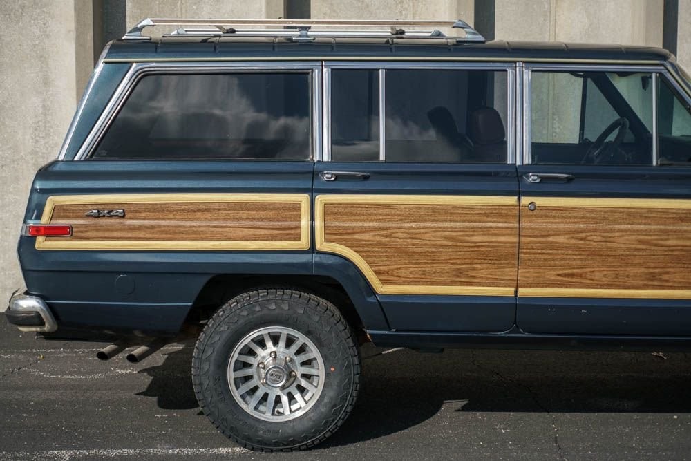 Jeep-Grand-Wagoneer-1988-SUV-33
