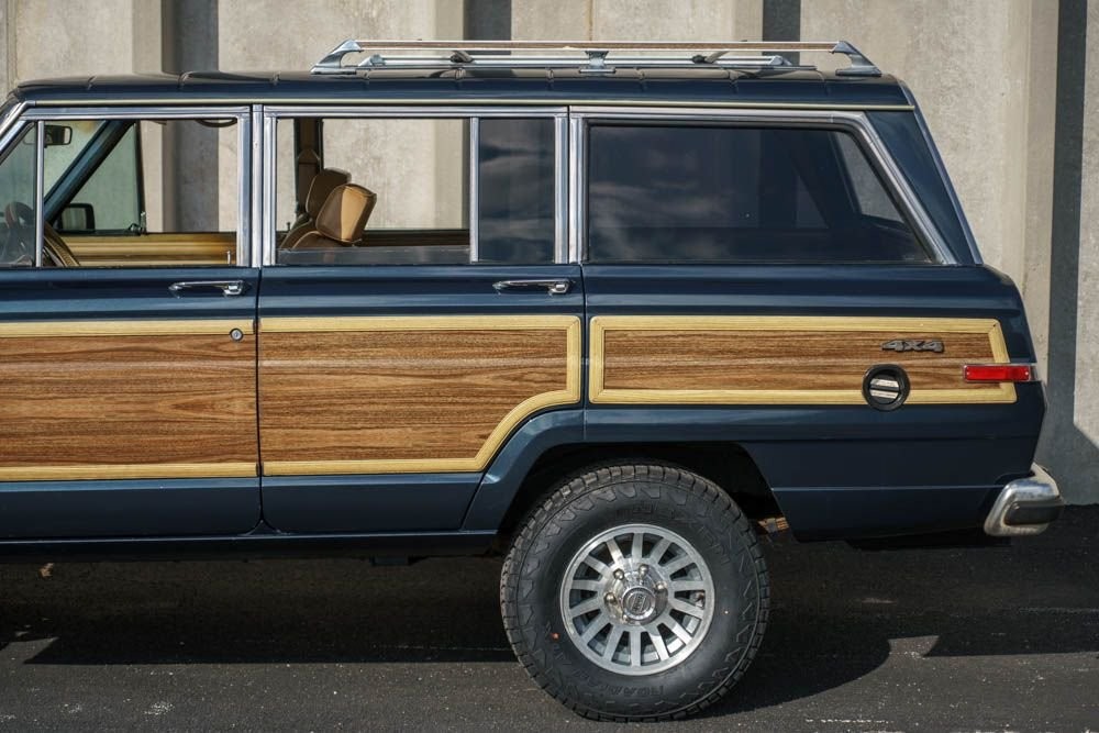 Jeep-Grand-Wagoneer-1988-SUV-34