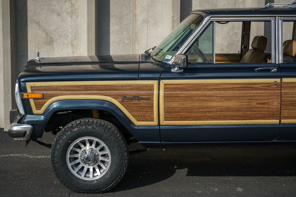 Jeep-Grand-Wagoneer-1988-SUV-35