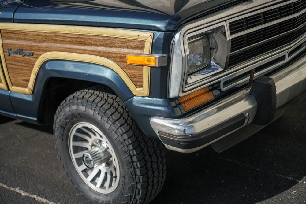 Jeep-Grand-Wagoneer-1988-SUV-38