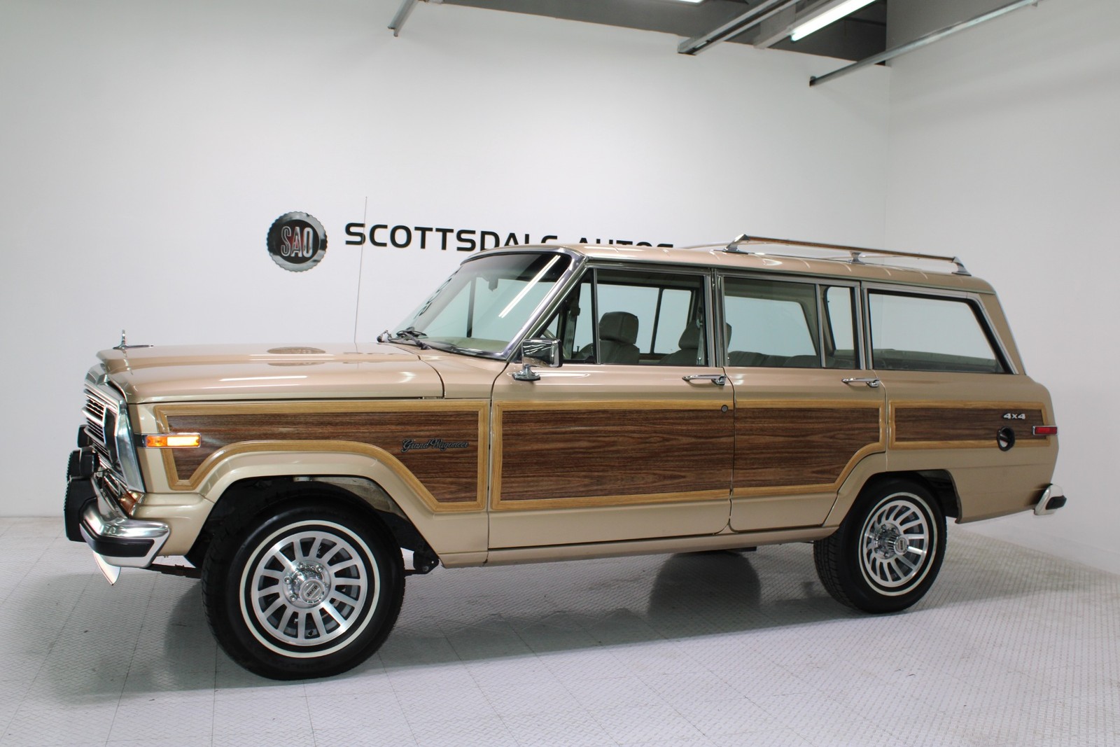 Jeep-Grand-Wagoneer-1989-SUV-1
