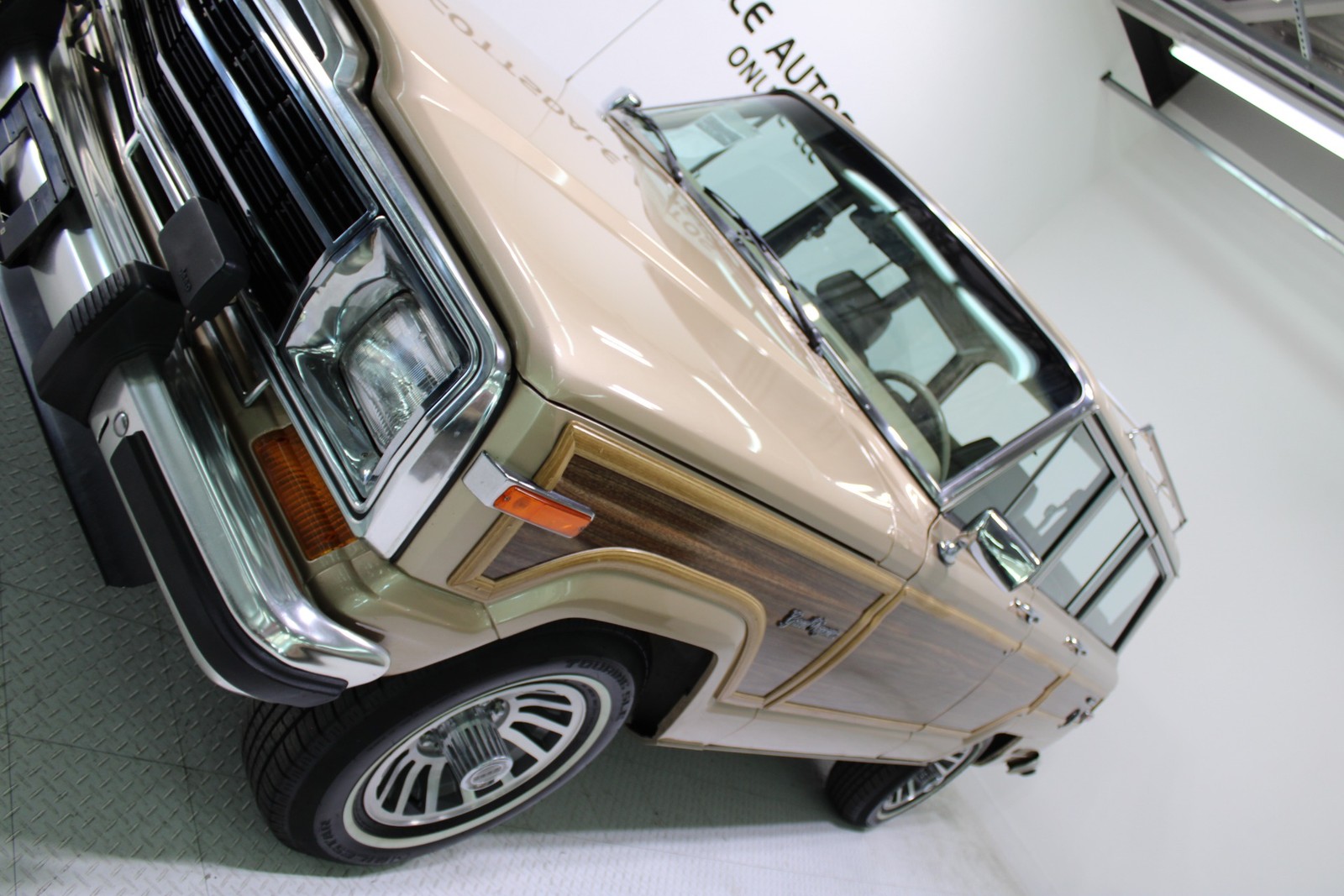 Jeep-Grand-Wagoneer-1989-SUV-12