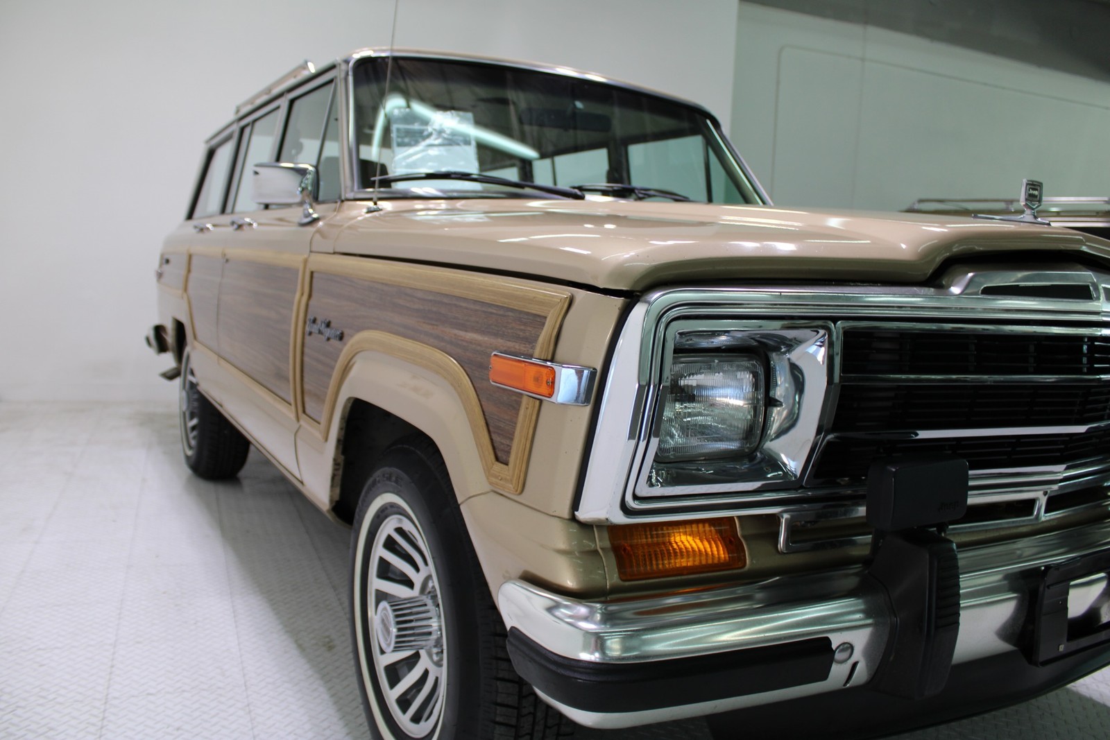 Jeep-Grand-Wagoneer-1989-SUV-13