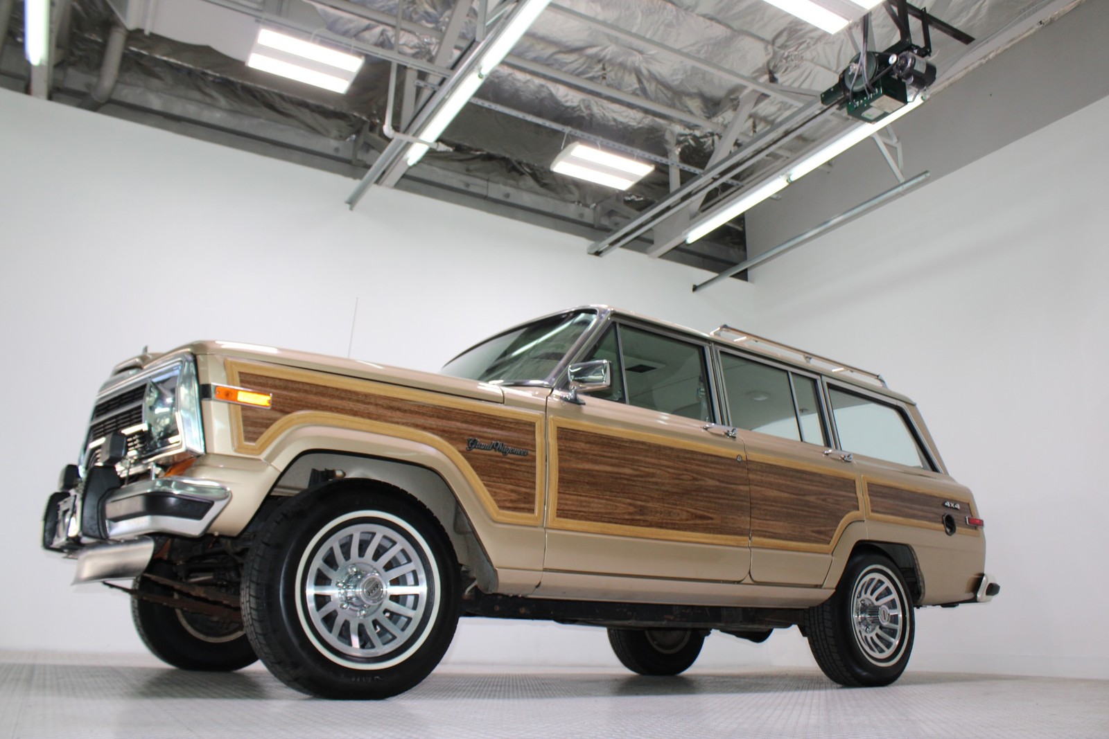 Jeep-Grand-Wagoneer-1989-SUV-16