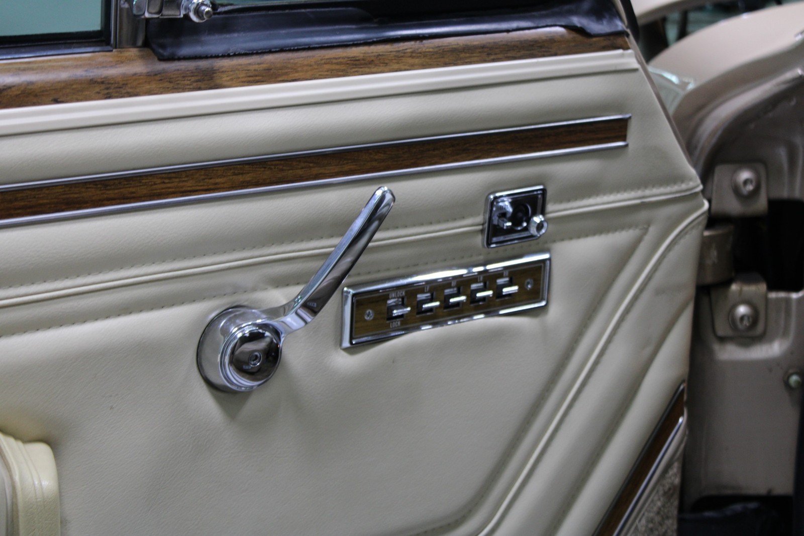 Jeep-Grand-Wagoneer-1989-SUV-29