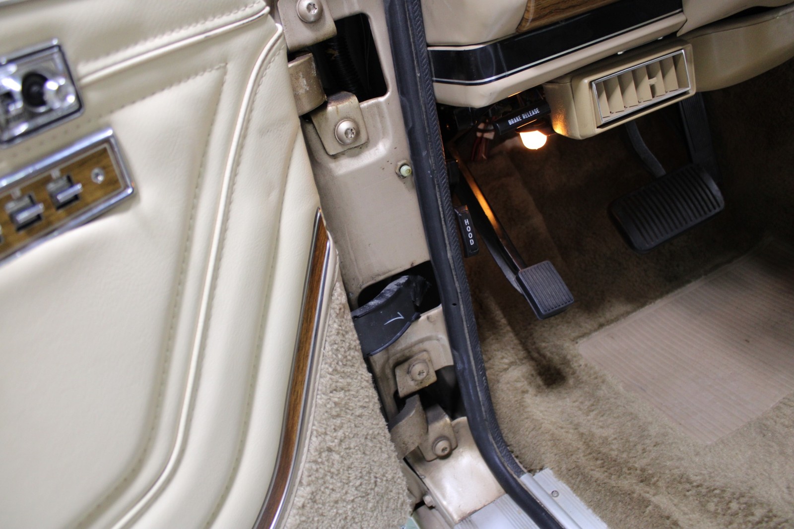 Jeep-Grand-Wagoneer-1989-SUV-30