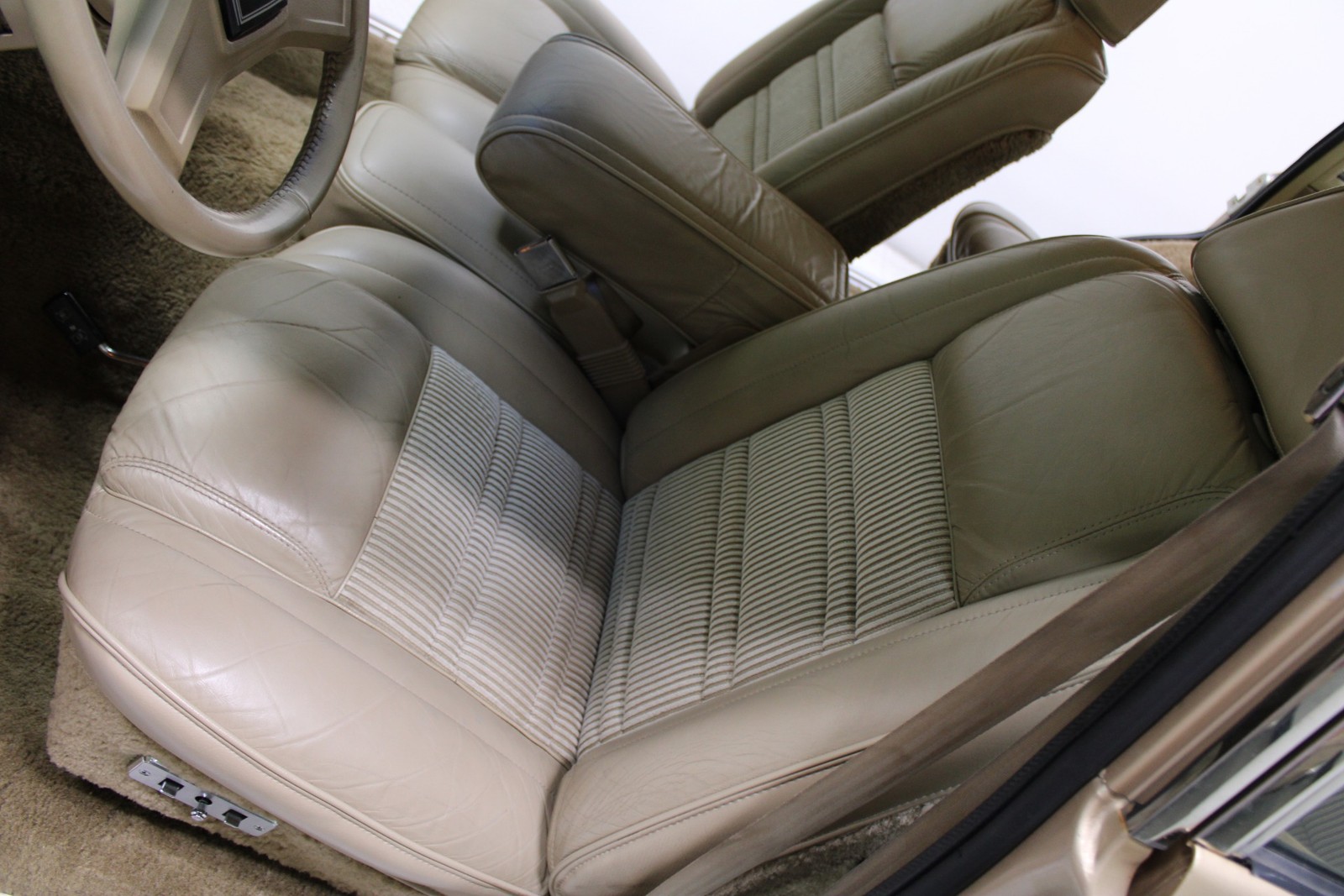 Jeep-Grand-Wagoneer-1989-SUV-31