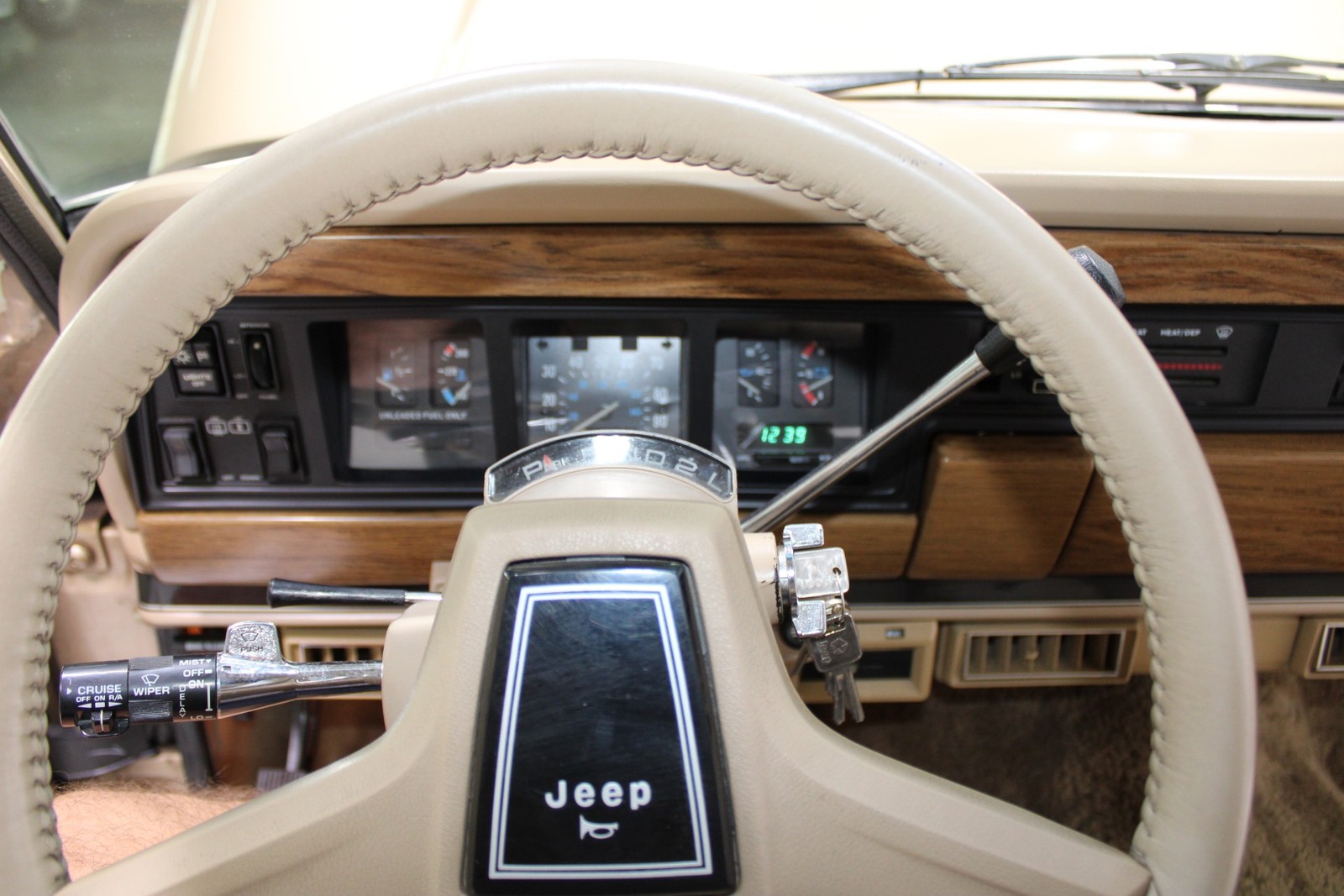 Jeep-Grand-Wagoneer-1989-SUV-35