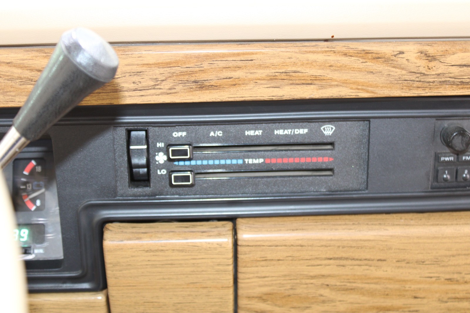 Jeep-Grand-Wagoneer-1989-SUV-37