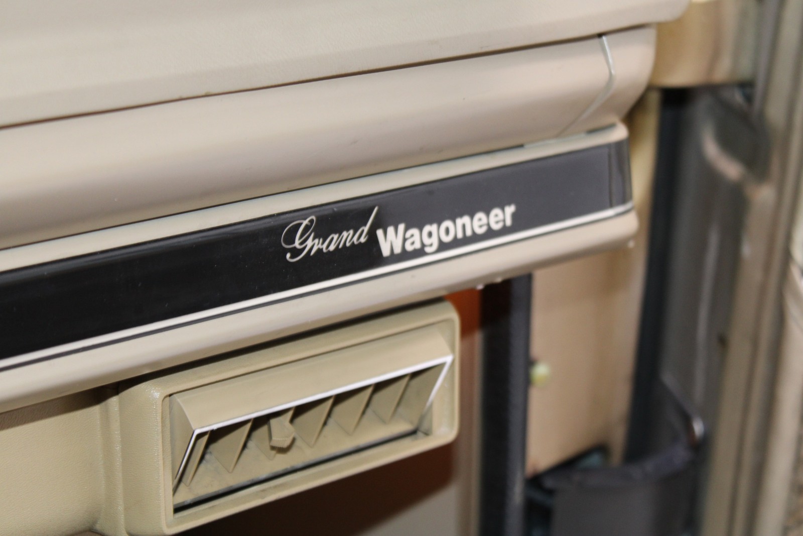 Jeep-Grand-Wagoneer-1989-SUV-39