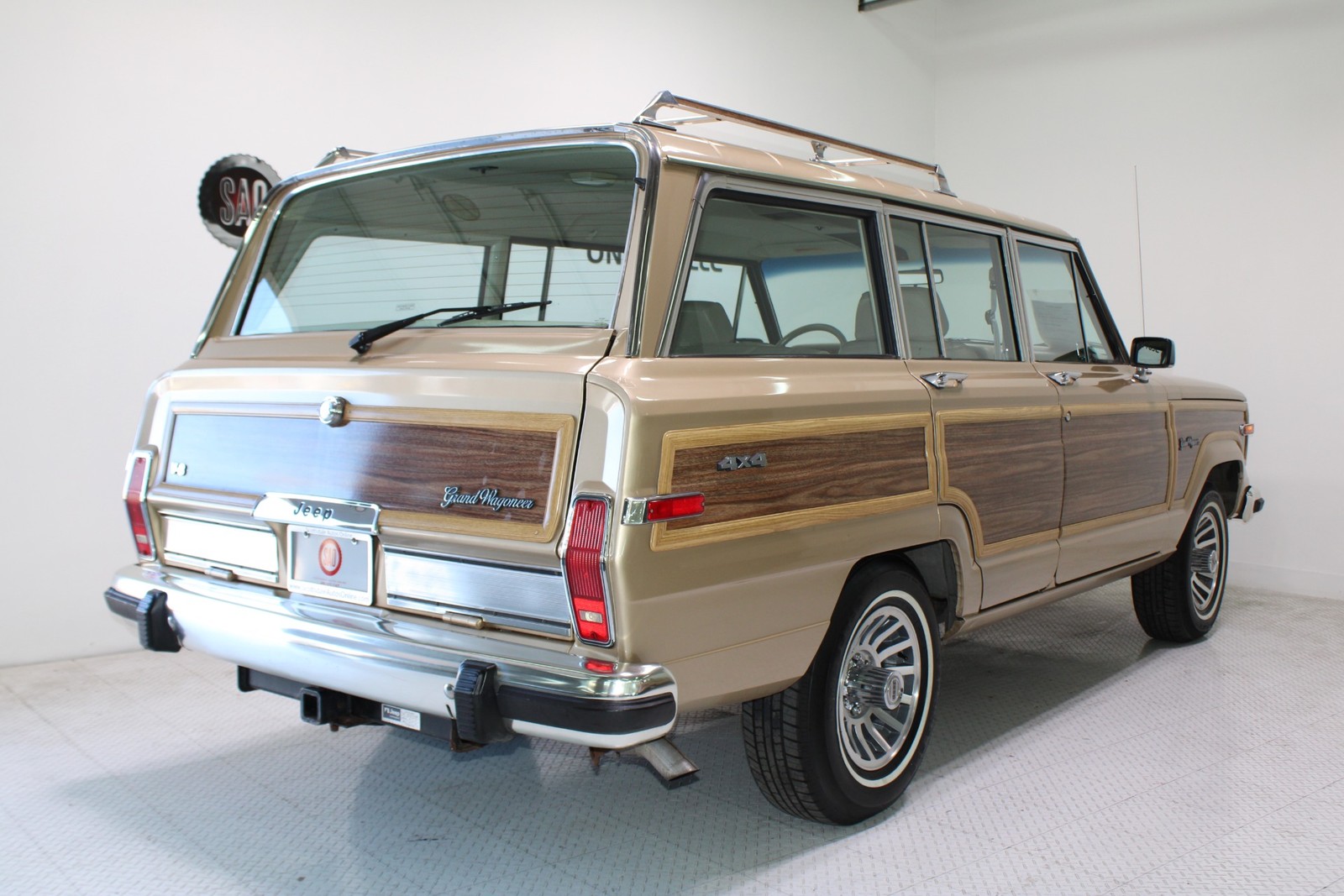 Jeep-Grand-Wagoneer-1989-SUV-4