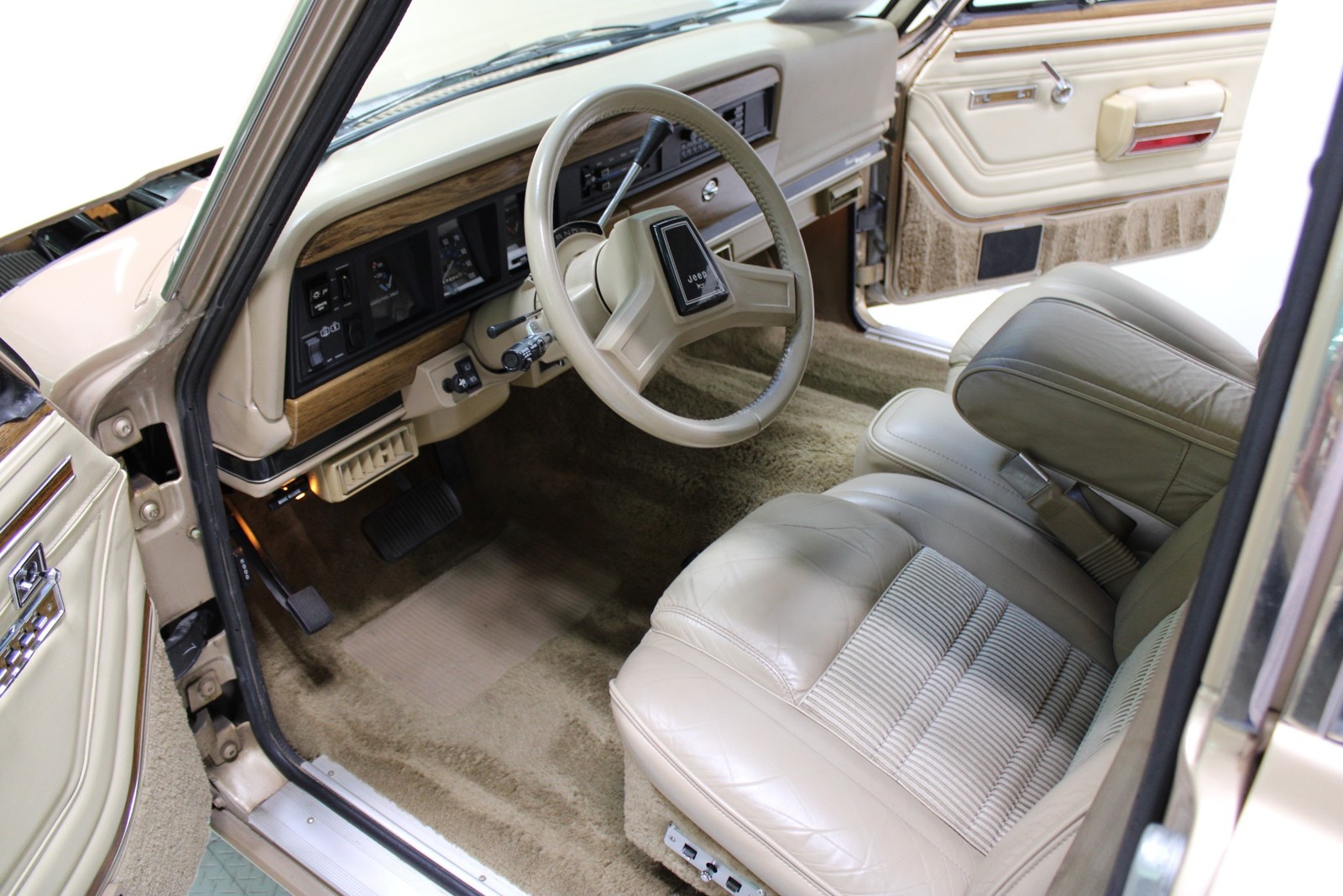 Jeep-Grand-Wagoneer-1989-SUV-5