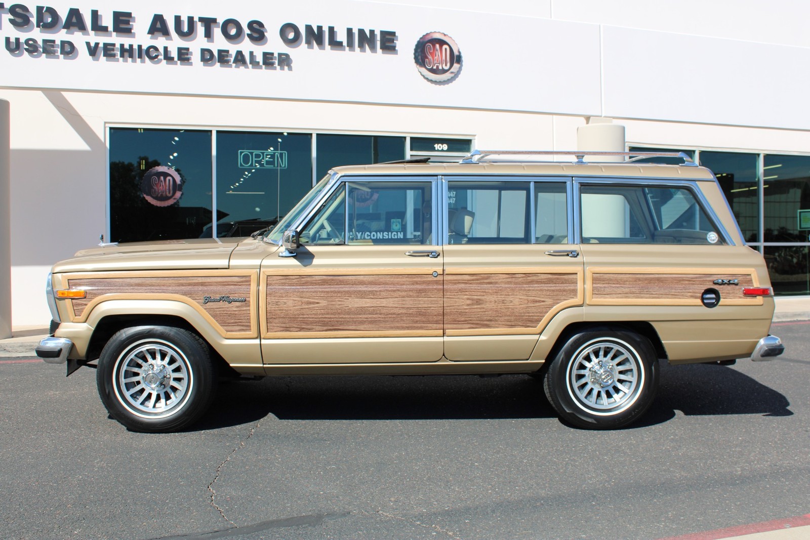 Jeep-Grand-Wagoneer-1990-SUV-1