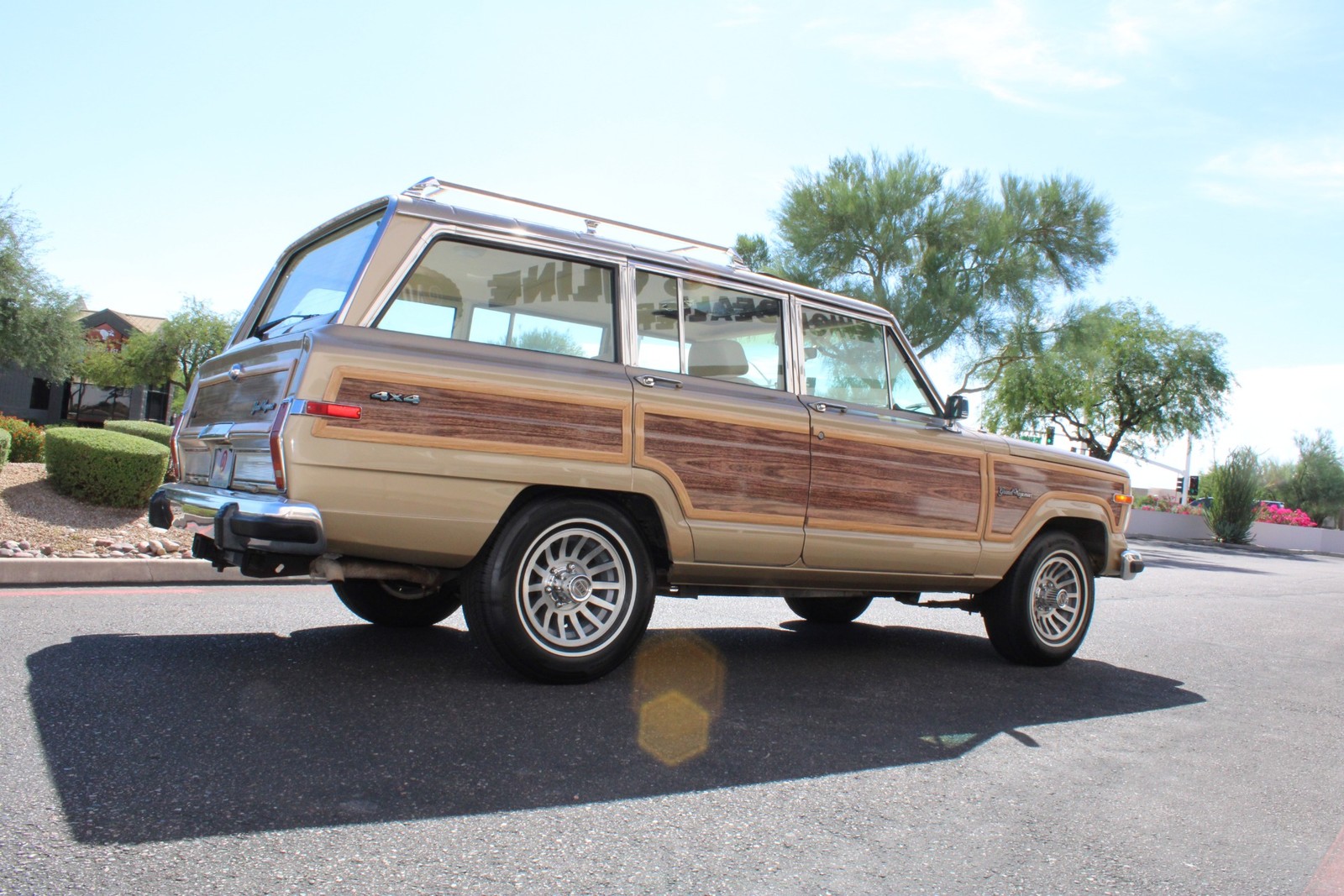 Jeep-Grand-Wagoneer-1990-SUV-16