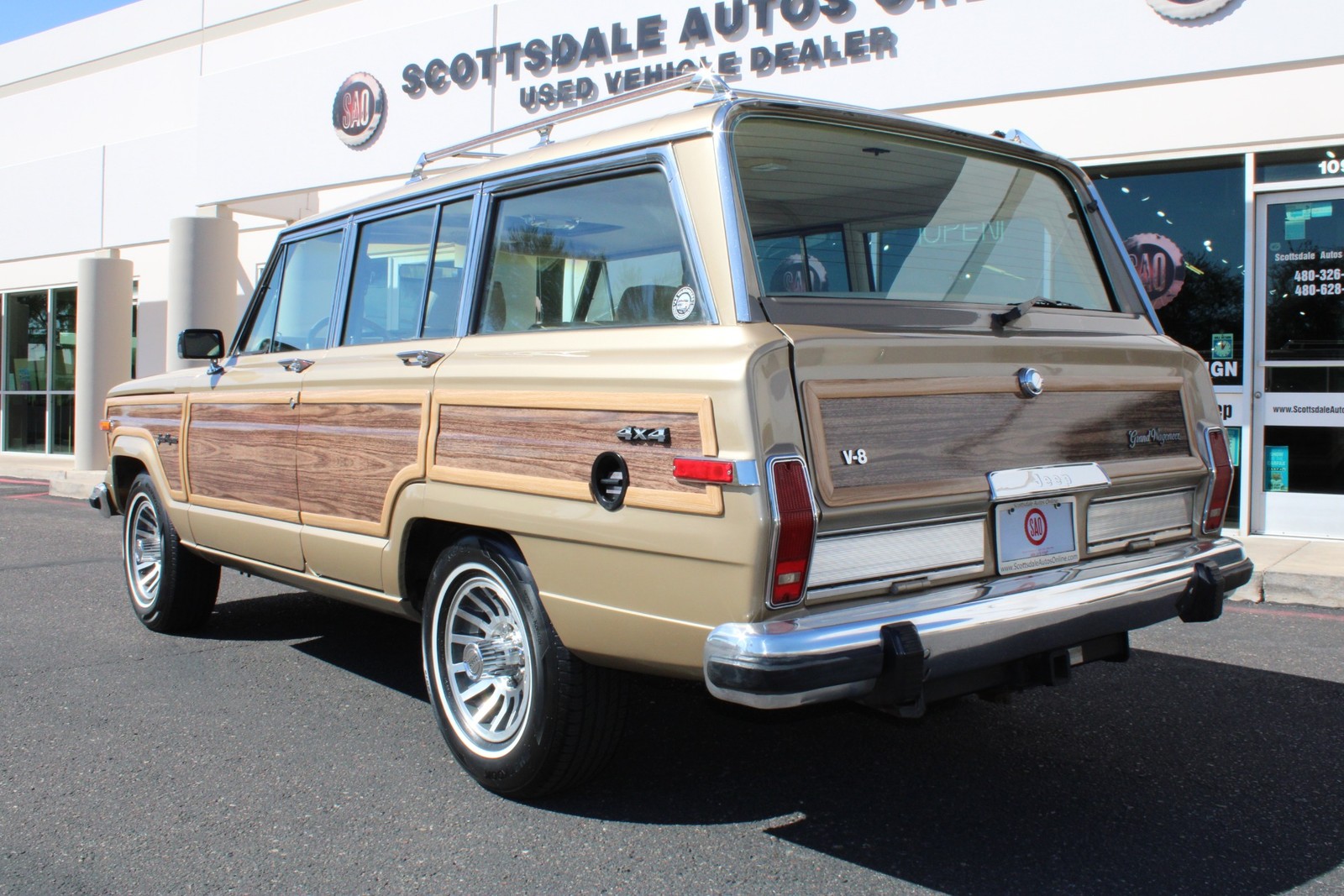 Jeep-Grand-Wagoneer-1990-SUV-2