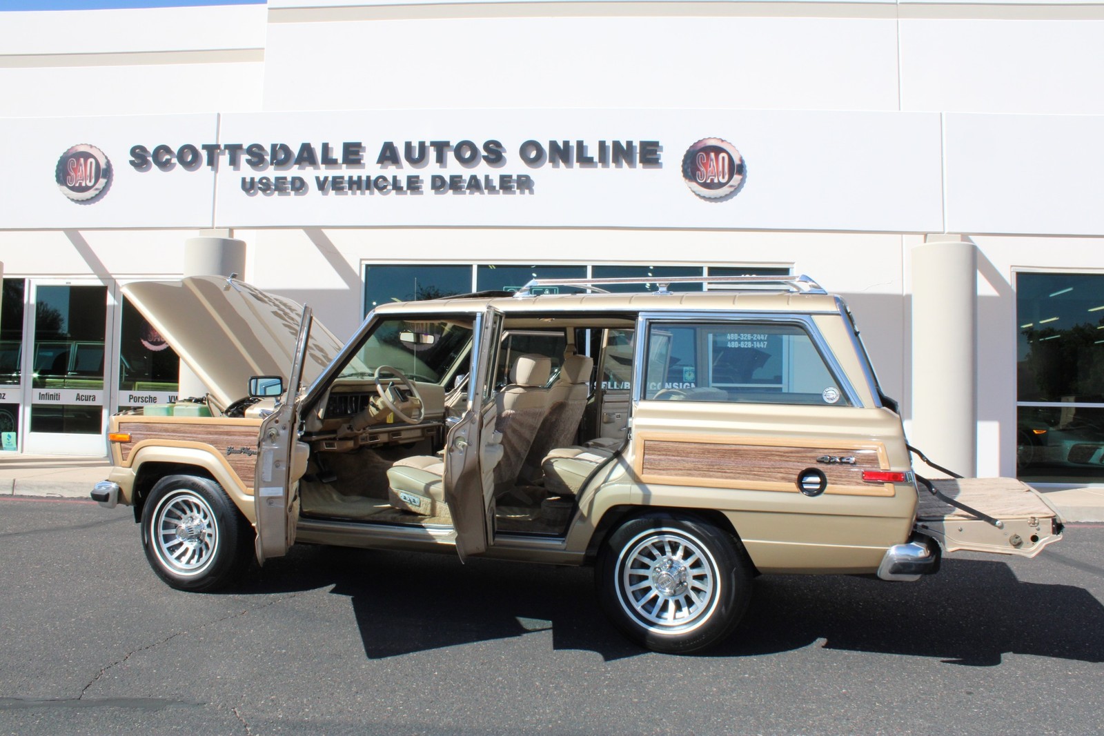 Jeep-Grand-Wagoneer-1990-SUV-32