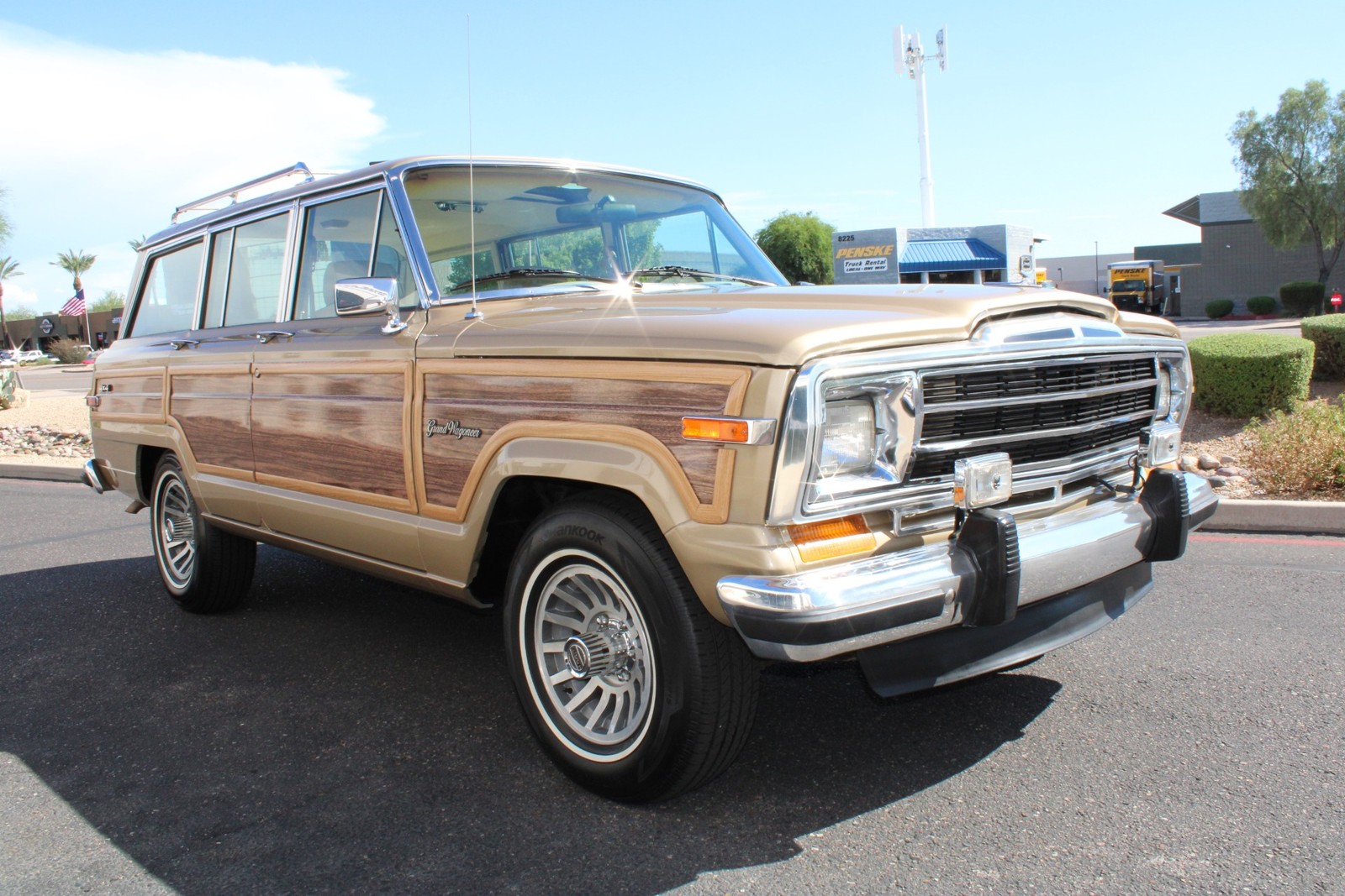 Jeep-Grand-Wagoneer-1990-SUV-9