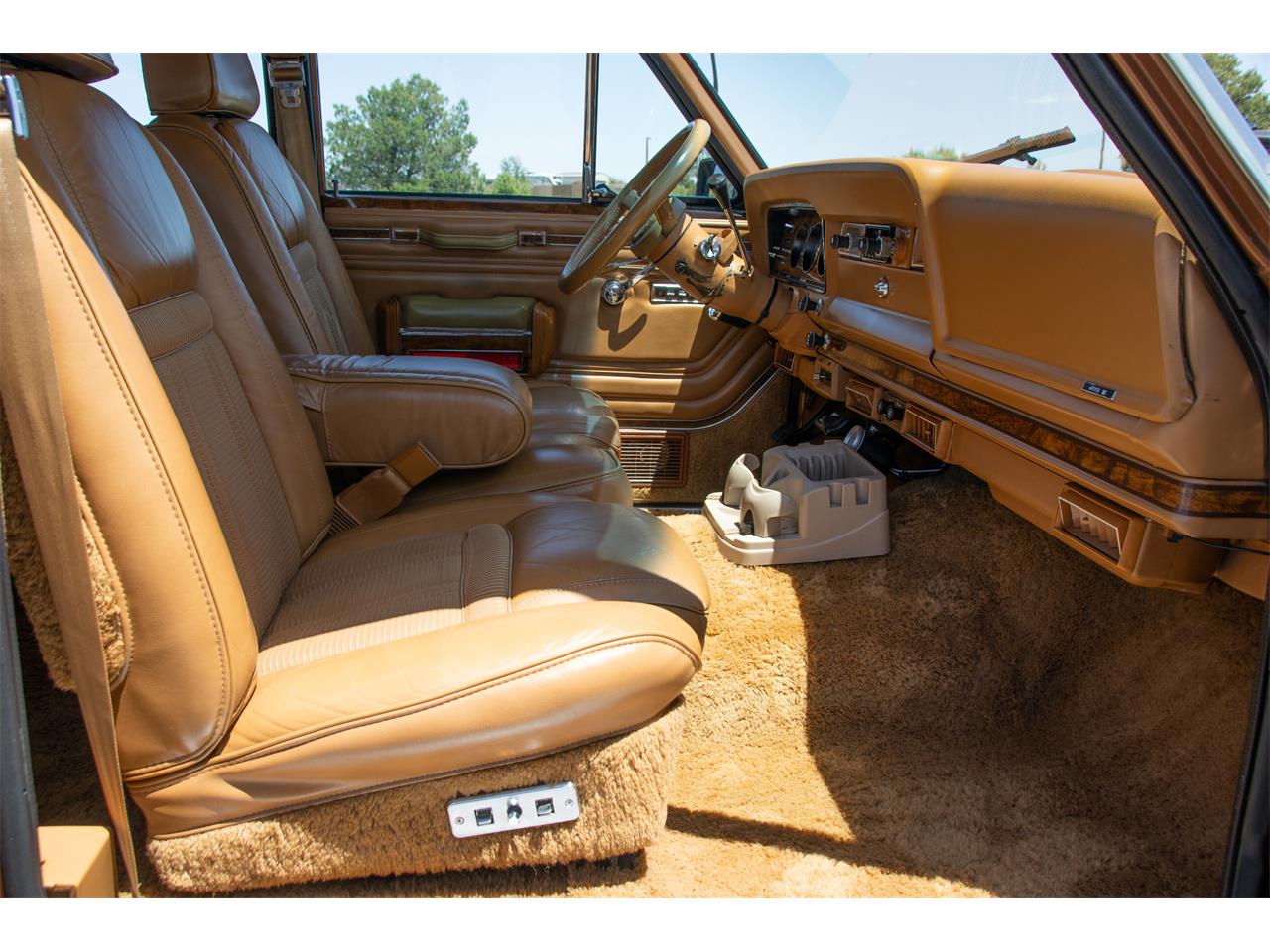 Jeep-Grand-wagoneer-1985-Sand-Tan-24