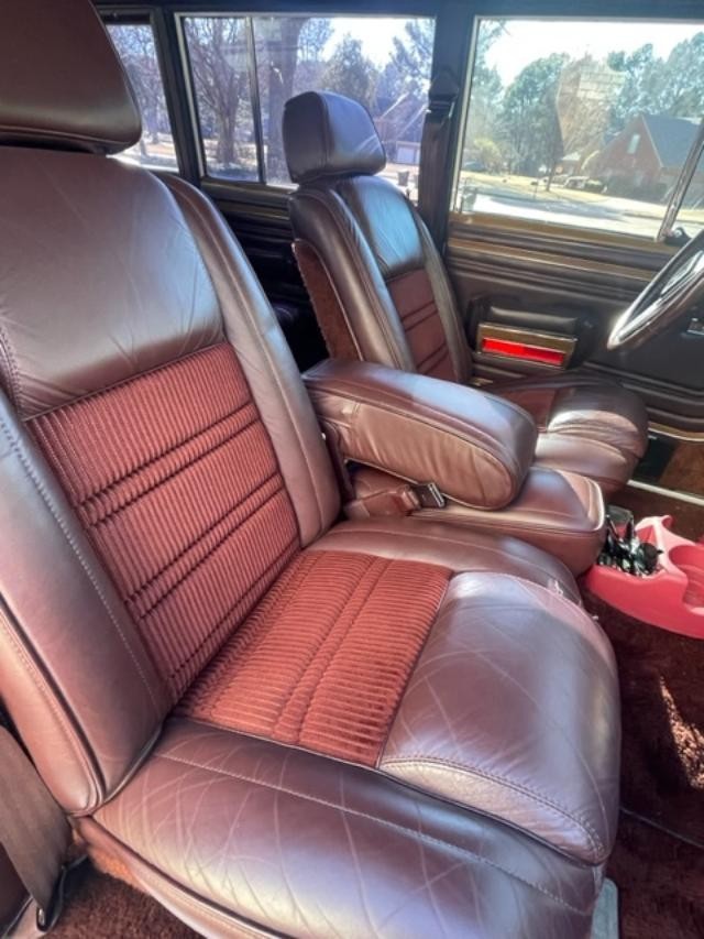 Jeep-Wagoneer-1988-SUV-11