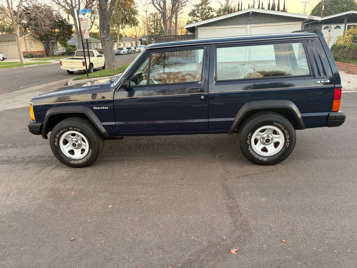 Jeep-cherokee-classic-1987-blue-27