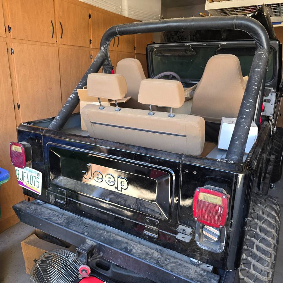 Jeep-cj7-1983-black-3