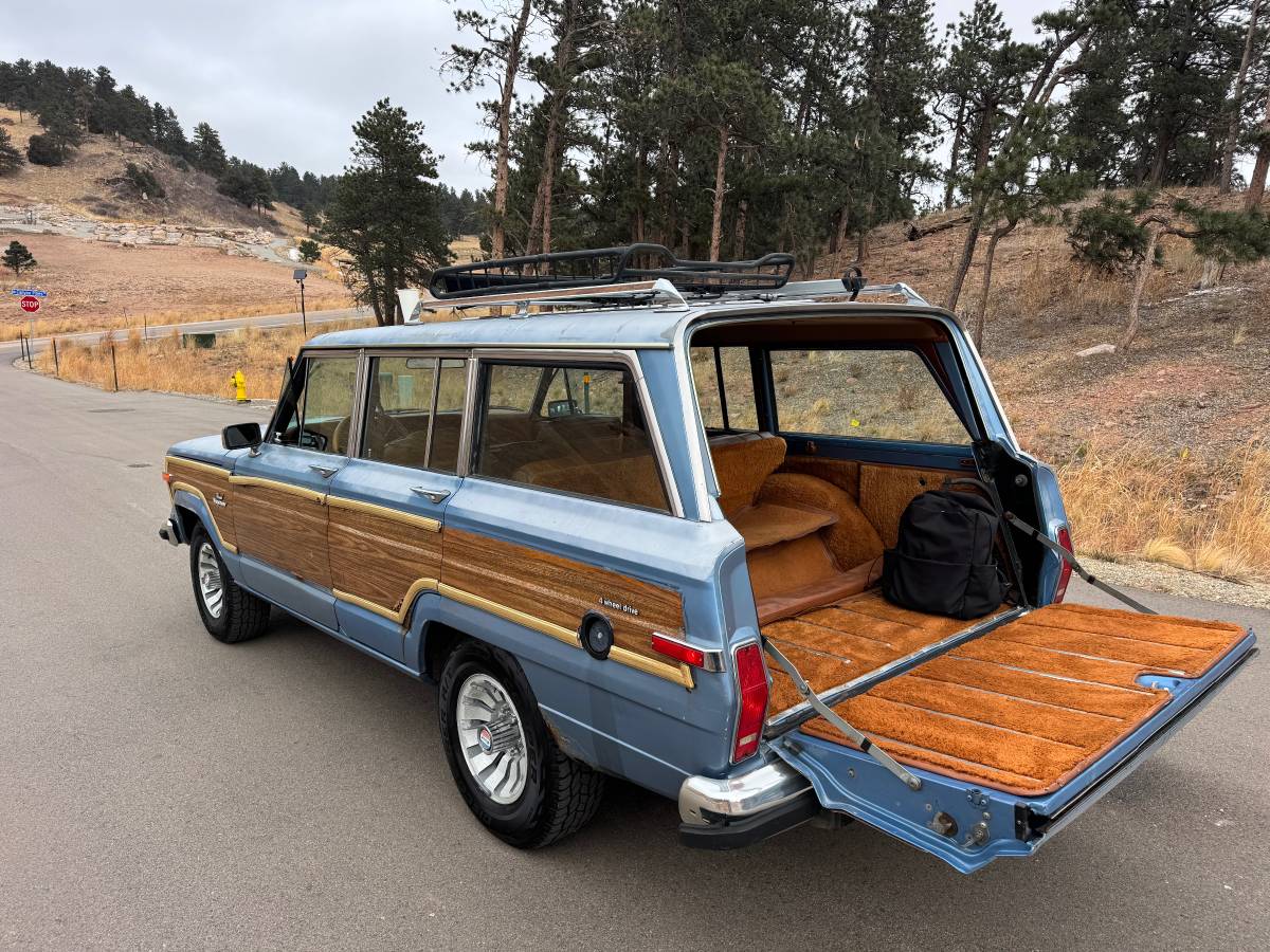 Jeep-grand-wagoneer-1984-blue