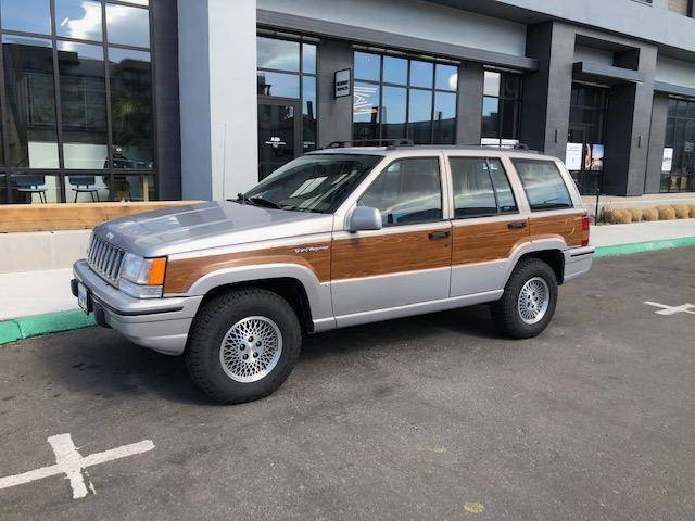 Jeep-grand-wagoneer-1993-silver