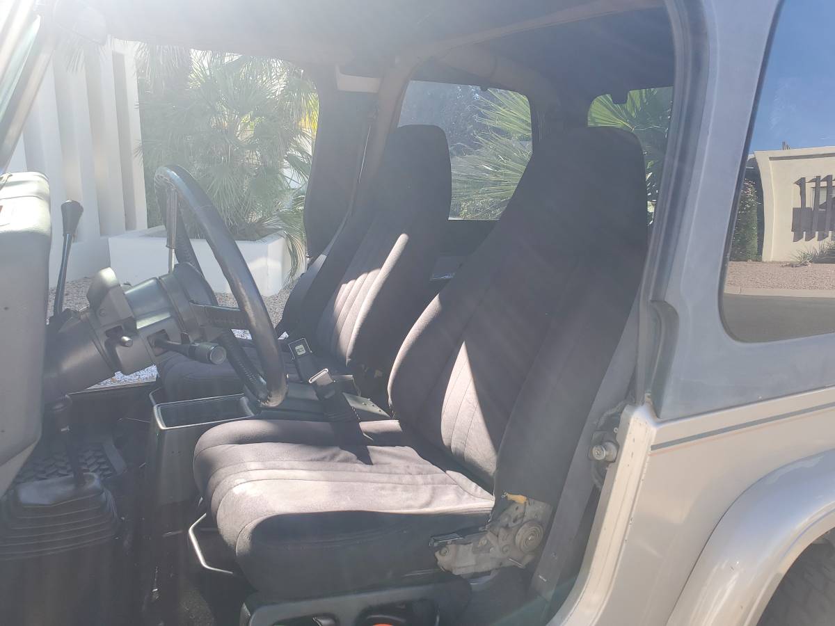 Jeep-wrangler-sahara-1993-grey-1