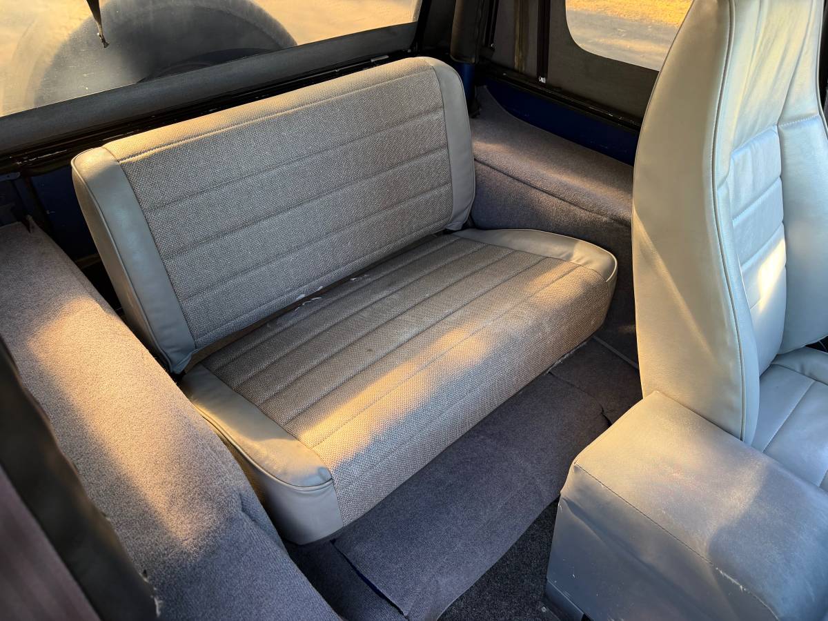 Jeep-wrangler-unlimited-sahara-1995-blue-21