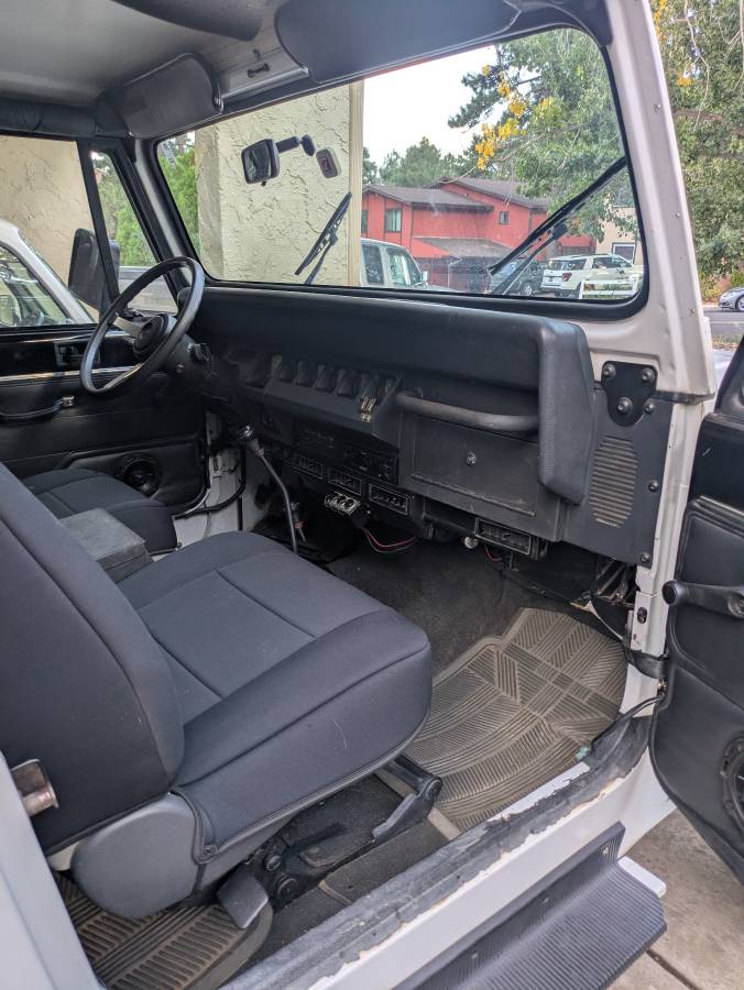 Jeep-wrangler-yj-1995-white-11