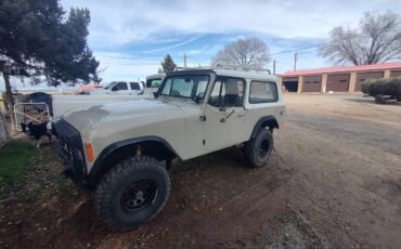 Jeepster-commando-4wd-1972-grey