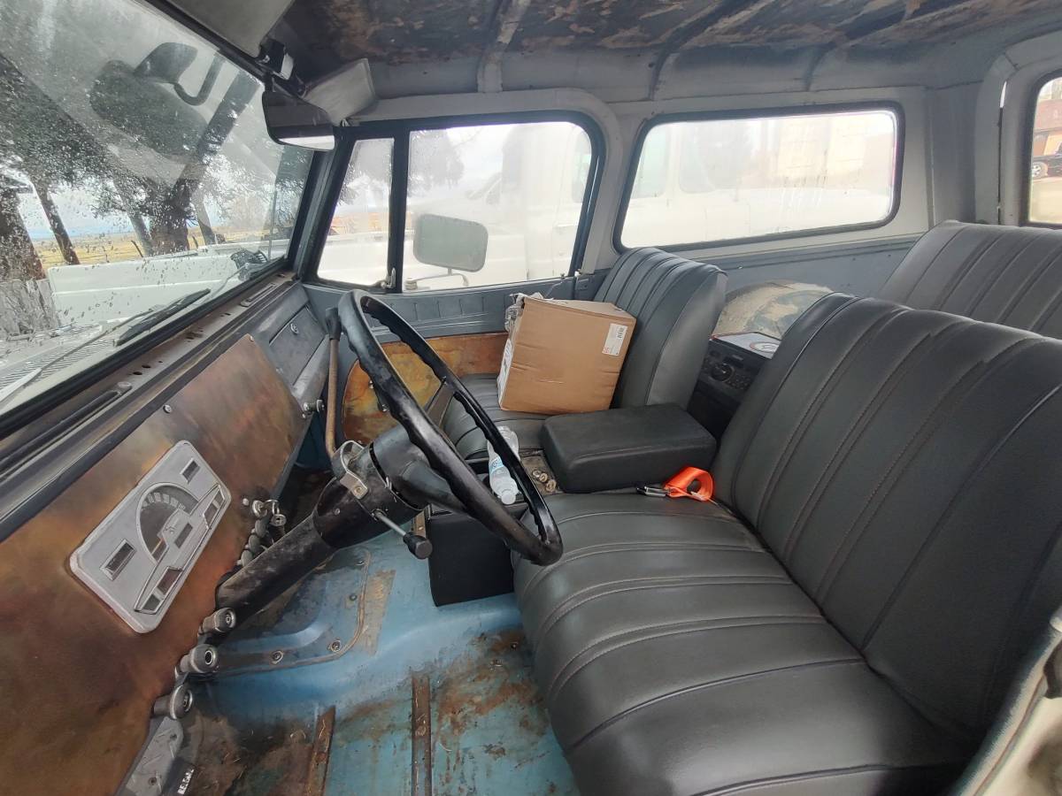 Jeepster-commando-4wd-1972-grey-8