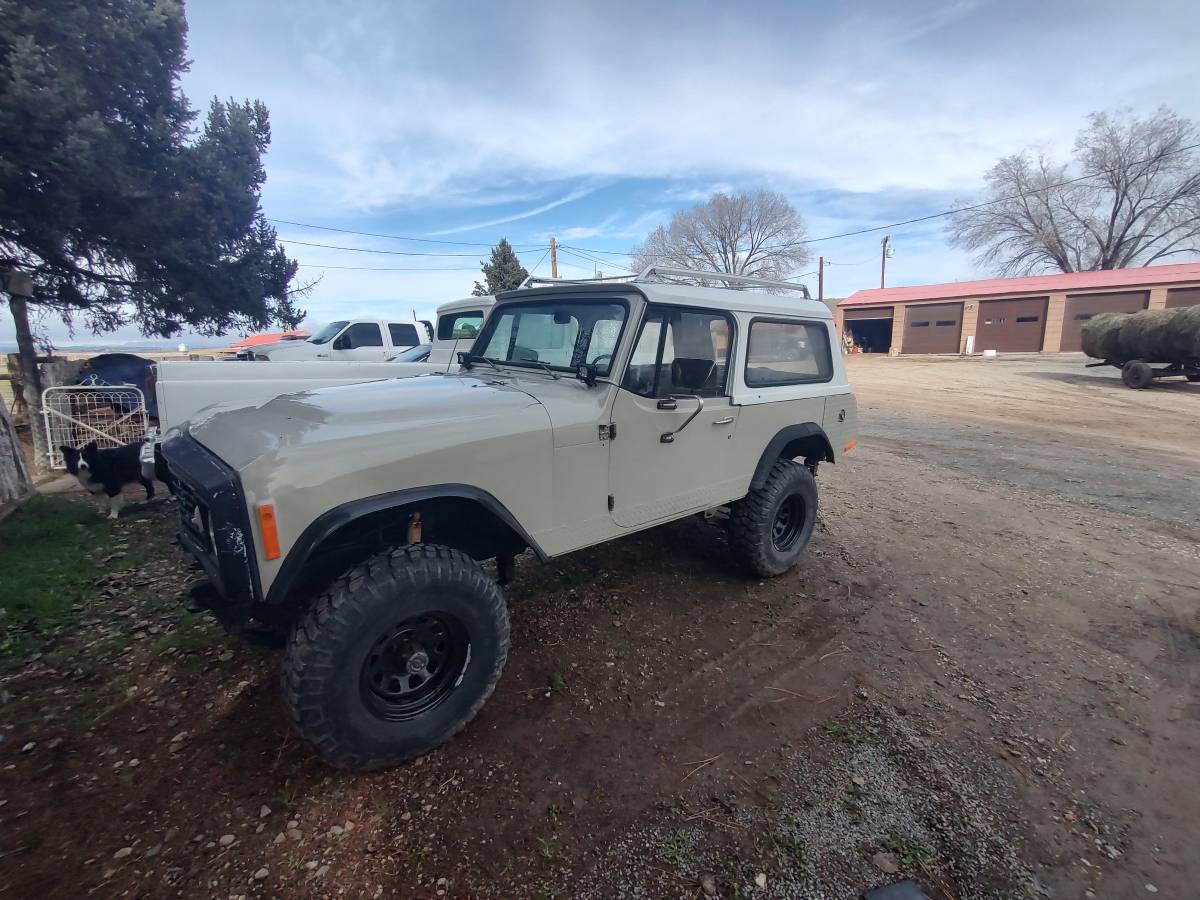 Jeepster-commando-4wd-1972-grey