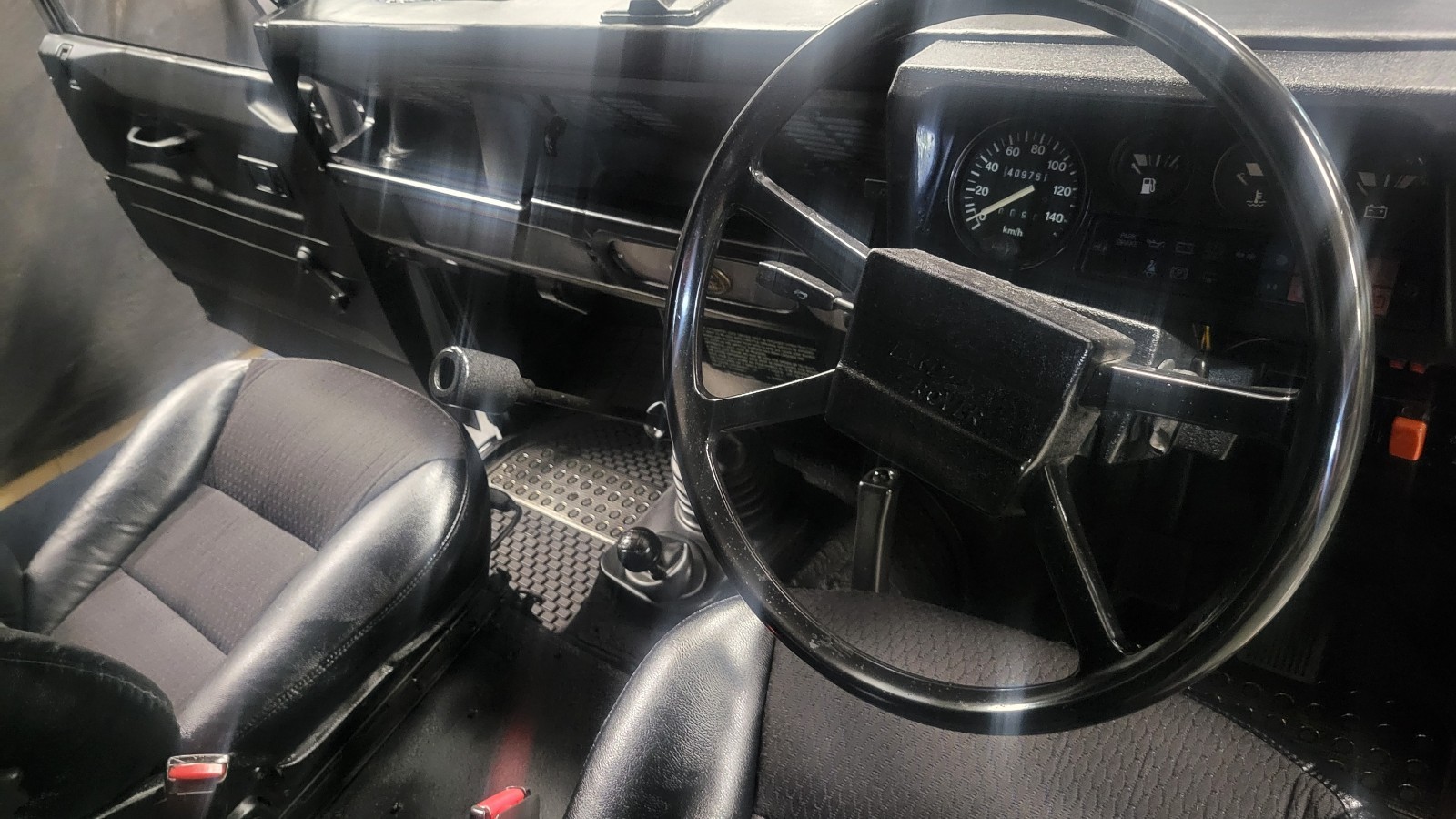 Land-Rover-Defender-1980-SUV-28