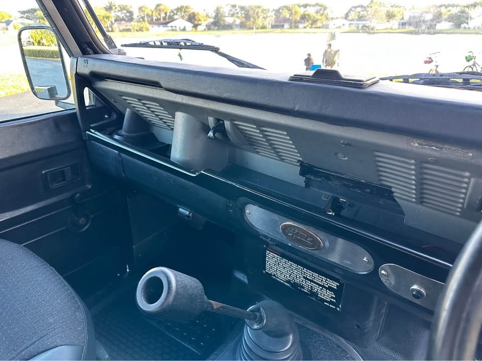 Land-Rover-Defender-1980-SUV-5