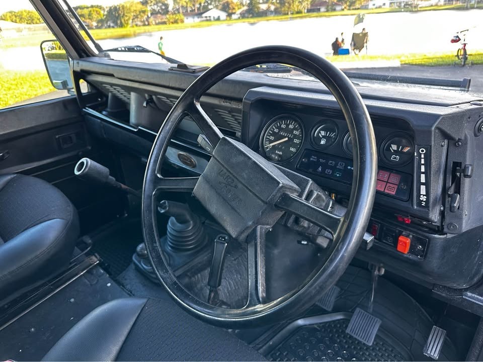 Land-Rover-Defender-1980-SUV-6