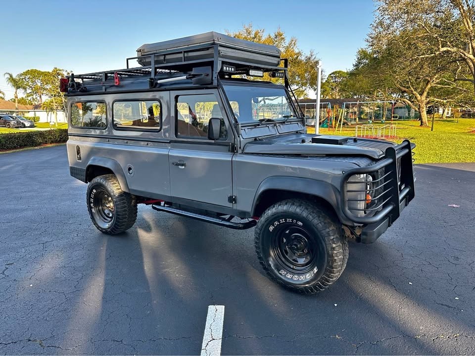 Land-Rover-Defender-1980-SUV