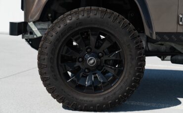 Land-Rover-Defender-1984-13