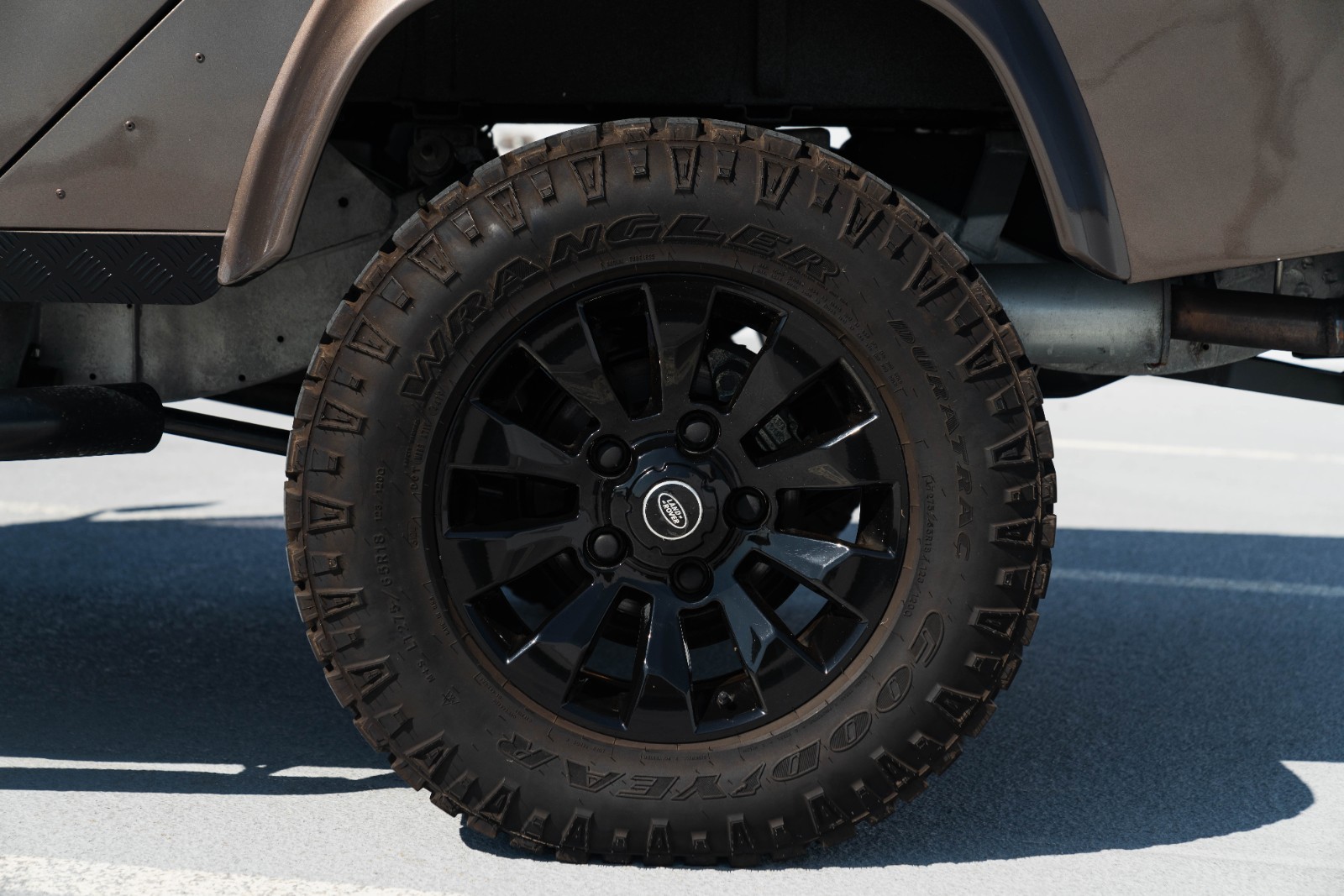 Land-Rover-Defender-1984-14