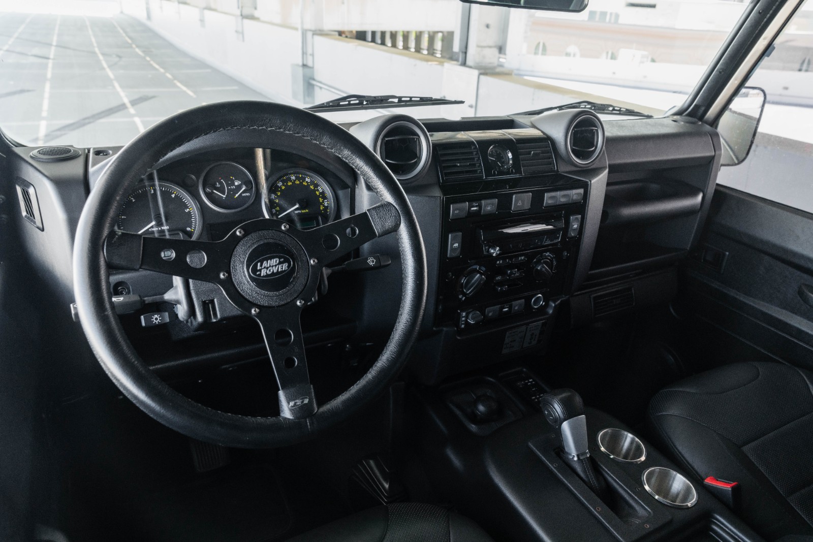 Land-Rover-Defender-1984-18