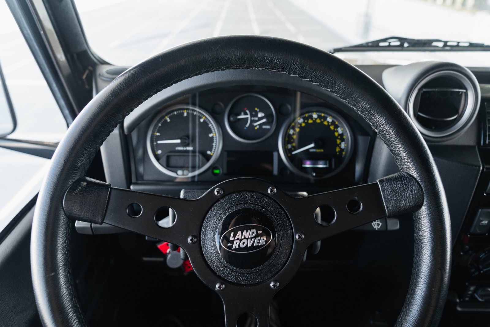 Land-Rover-Defender-1984-19