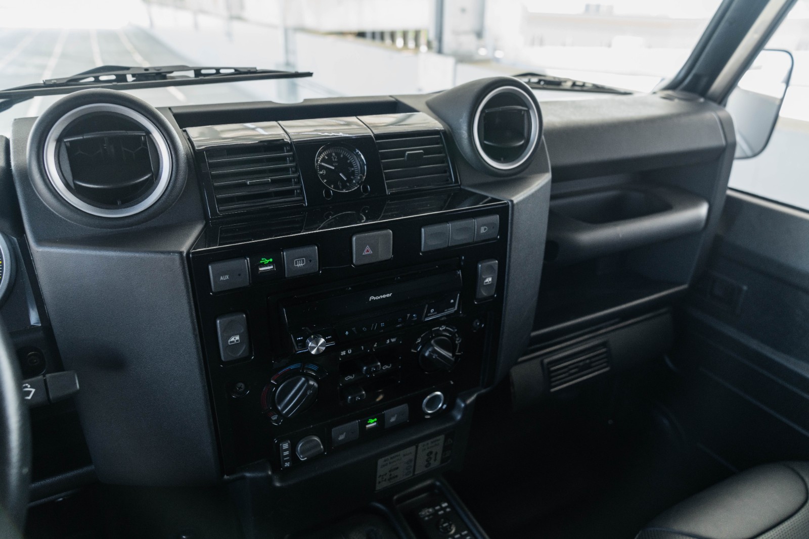 Land-Rover-Defender-1984-21