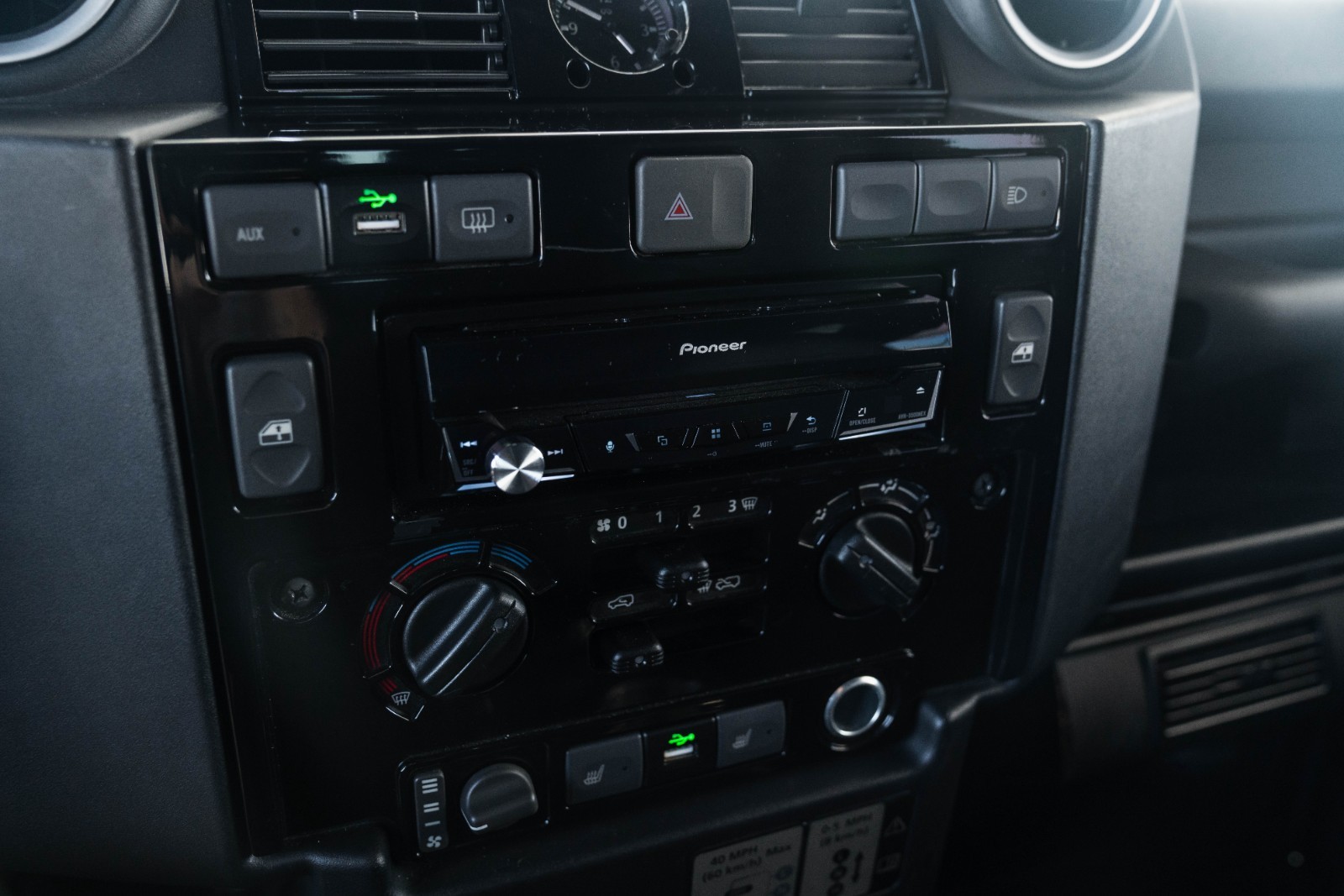 Land-Rover-Defender-1984-22