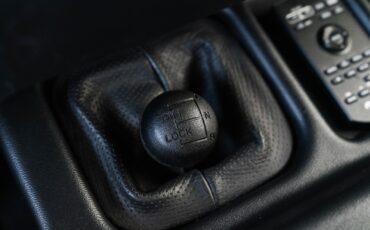 Land-Rover-Defender-1984-23