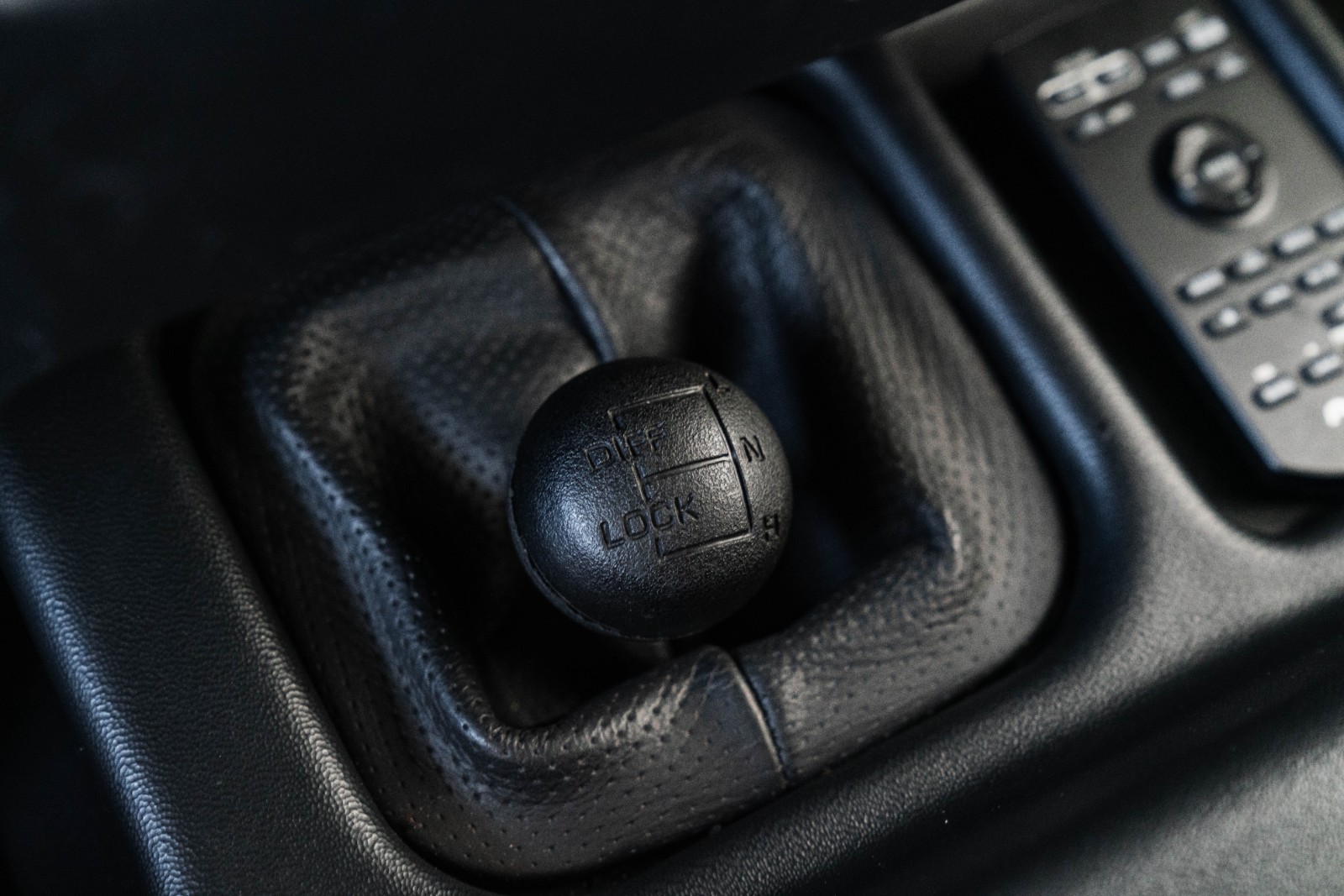 Land-Rover-Defender-1984-23