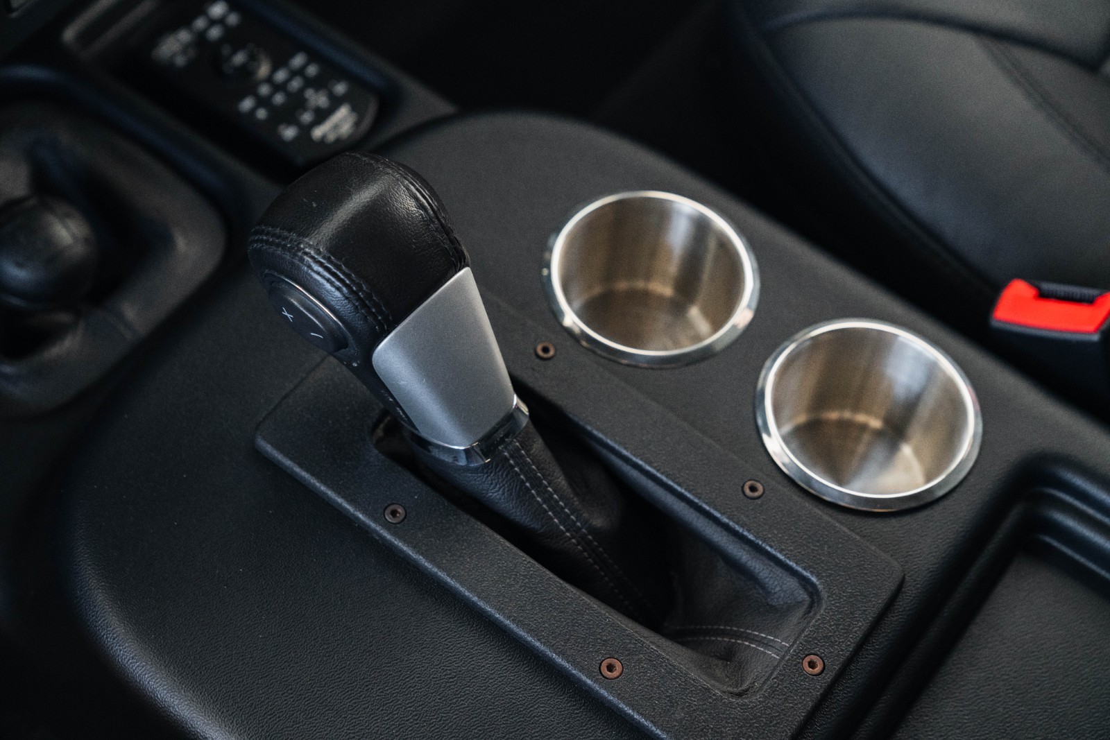 Land-Rover-Defender-1984-24