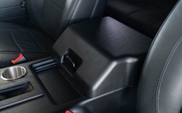 Land-Rover-Defender-1984-25