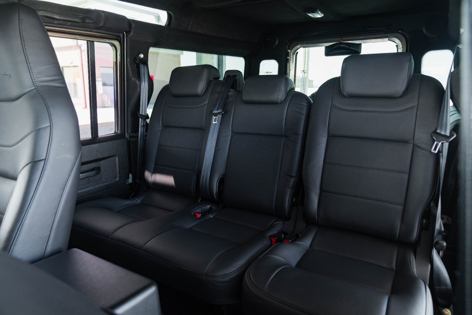 Land-Rover-Defender-1984-26