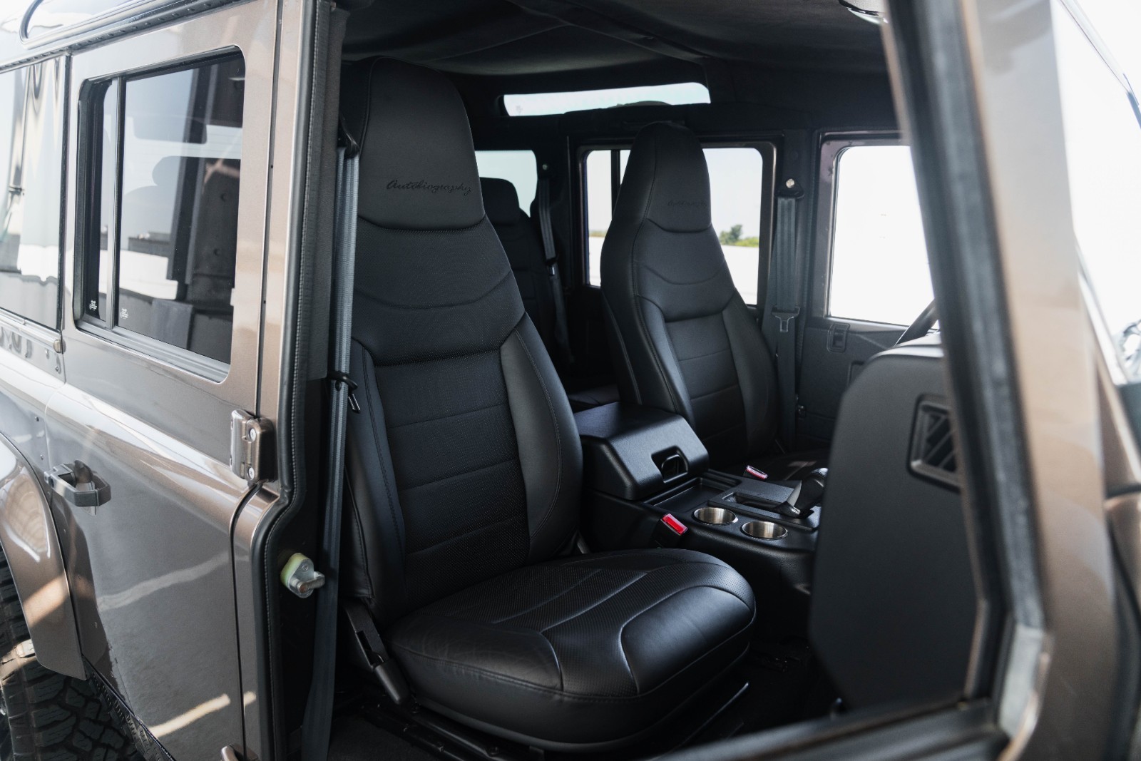 Land-Rover-Defender-1984-30