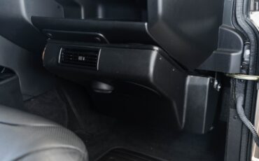 Land-Rover-Defender-1984-31